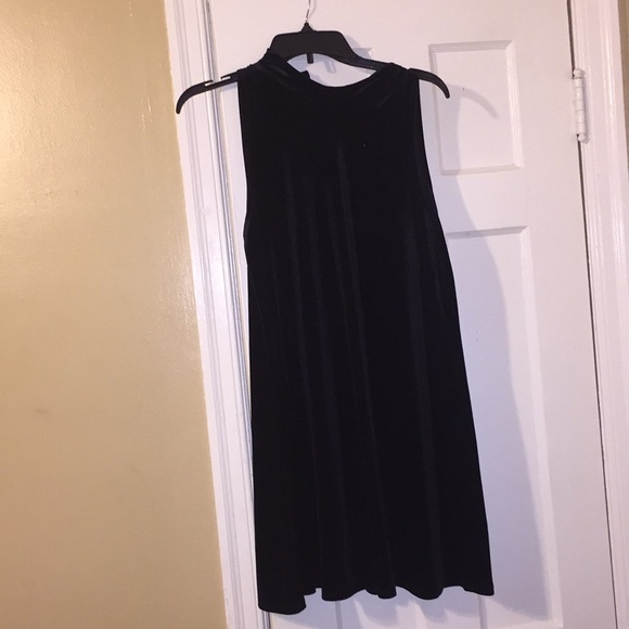 A lose black dress - Picture 2 of 2